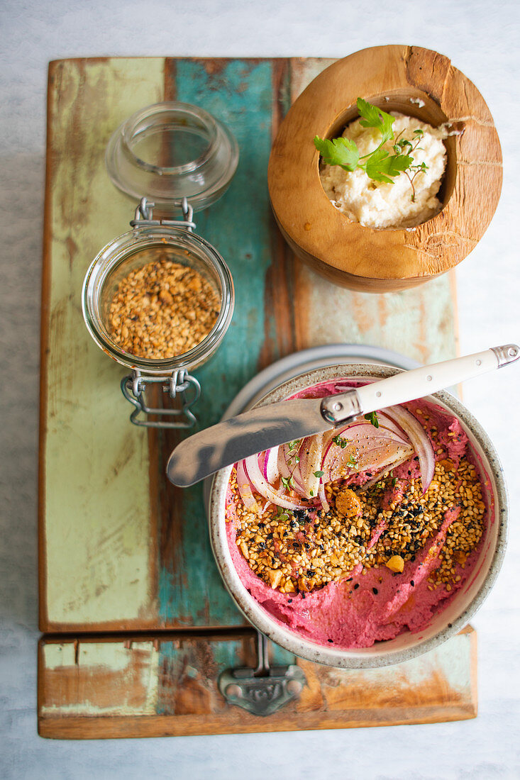 Rote-Bete-Hummus mit Kümmel und roter Zwiebel