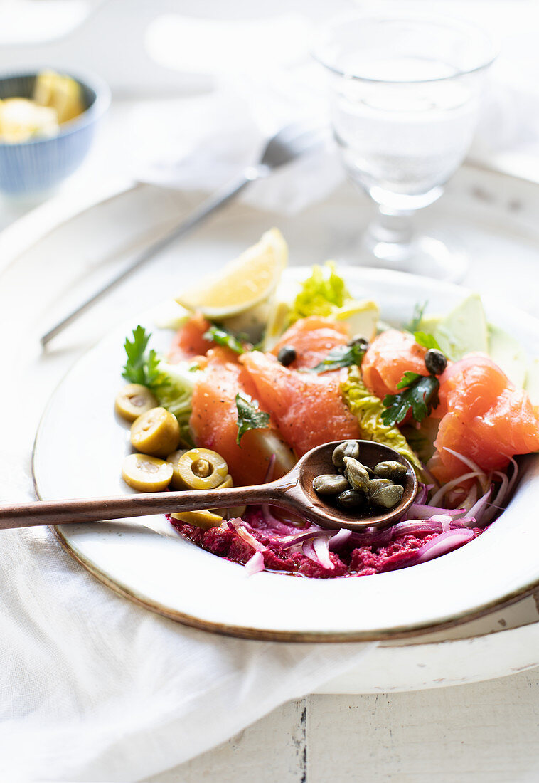 Geräucherter Forellensalat mit Kapern