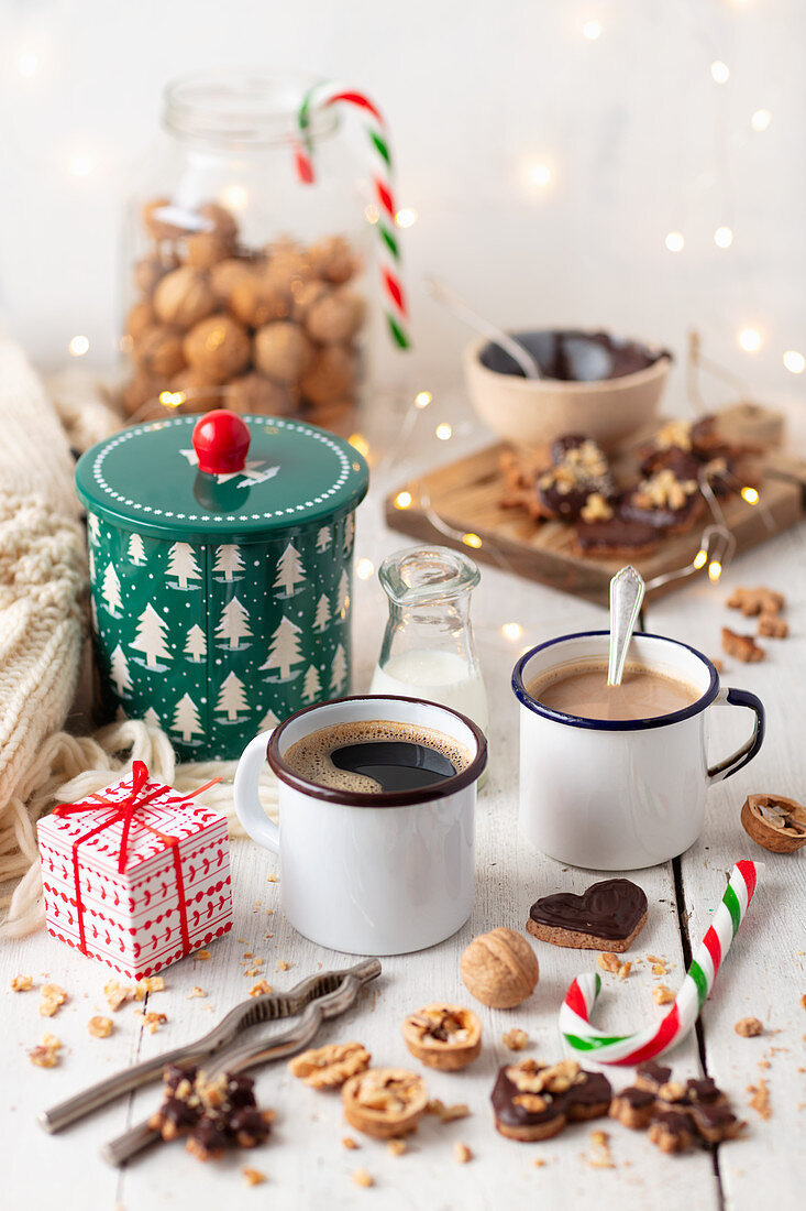 Lebkuchenplätzchen und Walnüsse zum Kaffee in Emailletassen (Weihnachten)