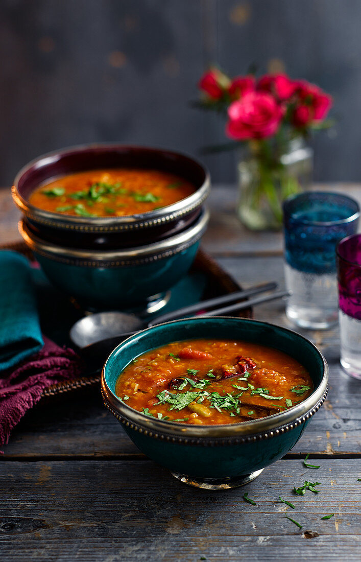 Rasam-Suppe mit Tomaten und roten Linsen (Indien)