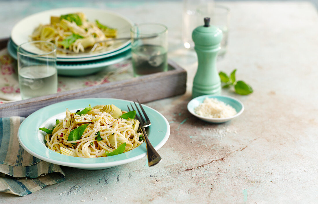 Spaghetti with artichokes and basil