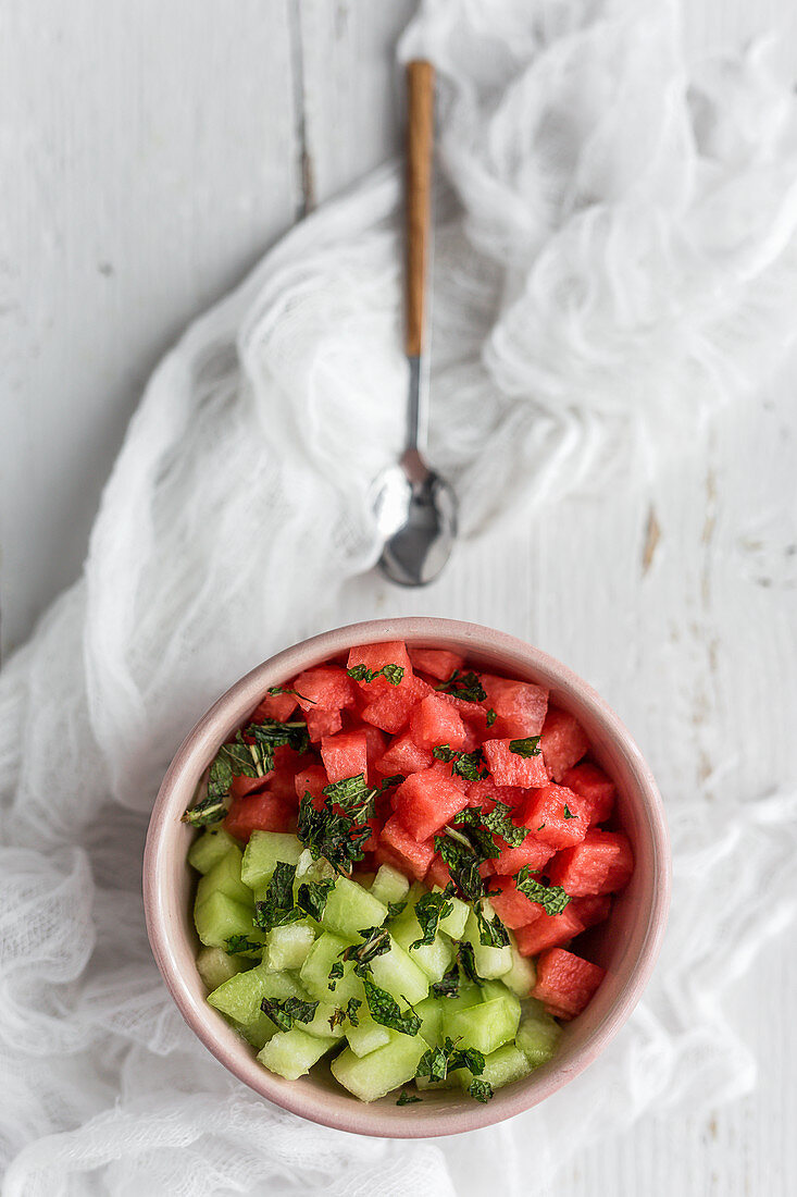 Wassermelonen- und Zuckermelonenwürfel in Schale