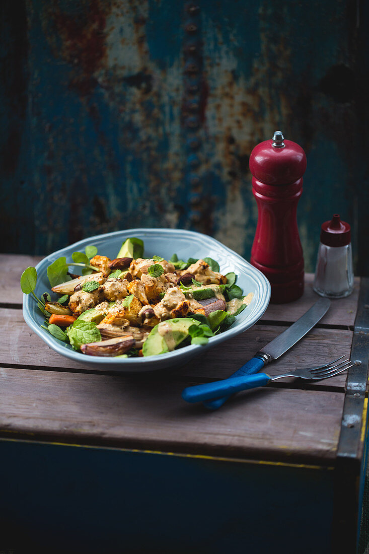 Avocado-Blumenkohl-Salat mit Hummus und Brunnenkresse