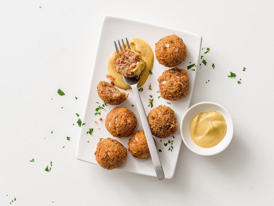 Linsen-Wurst-Bällchen mit Honigsenf