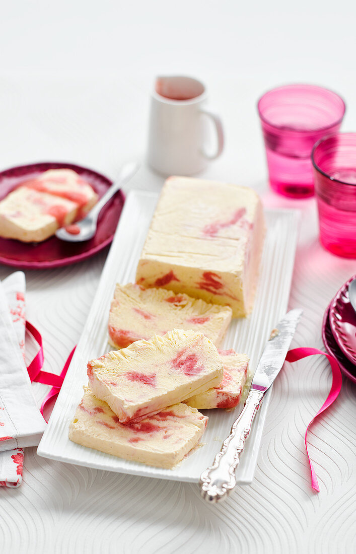 Rhabarber-Rosen-Semifreddo