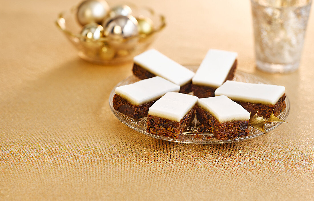 Weihnachtliche Früchteschnitten mit Zuckerguss