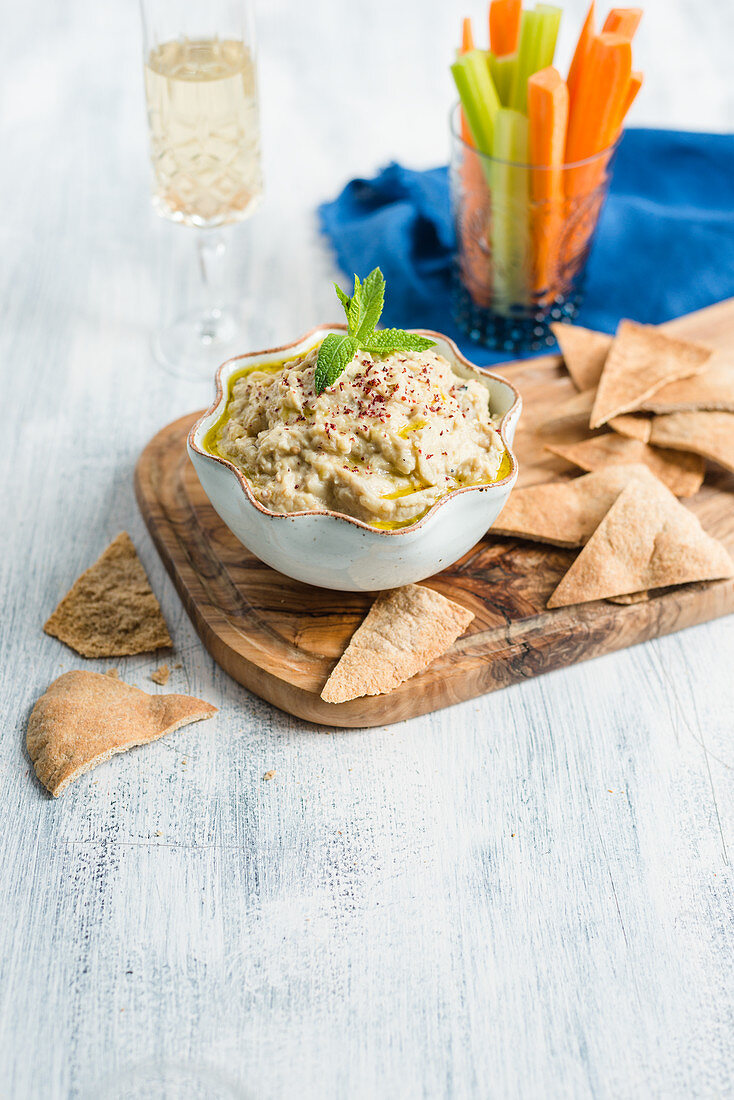 Auberginen-Dip mit frischen Gemüsesticks und Fladenbrot