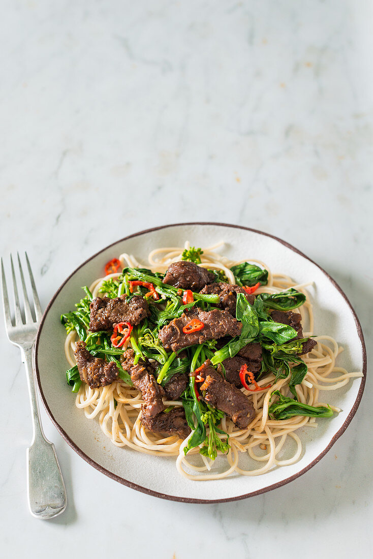 Nudeln mit sautiertem Rindfleisch und Brokkolisprossen (Asien)