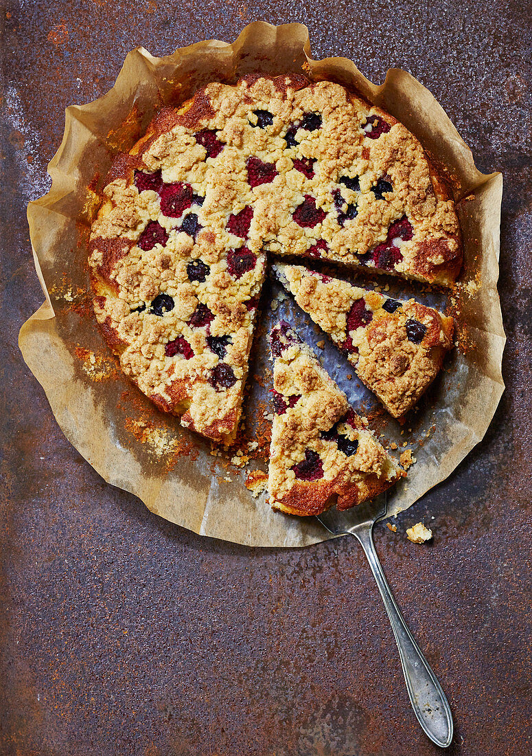 Himbeer-Streuselkuchen, angeschnitten