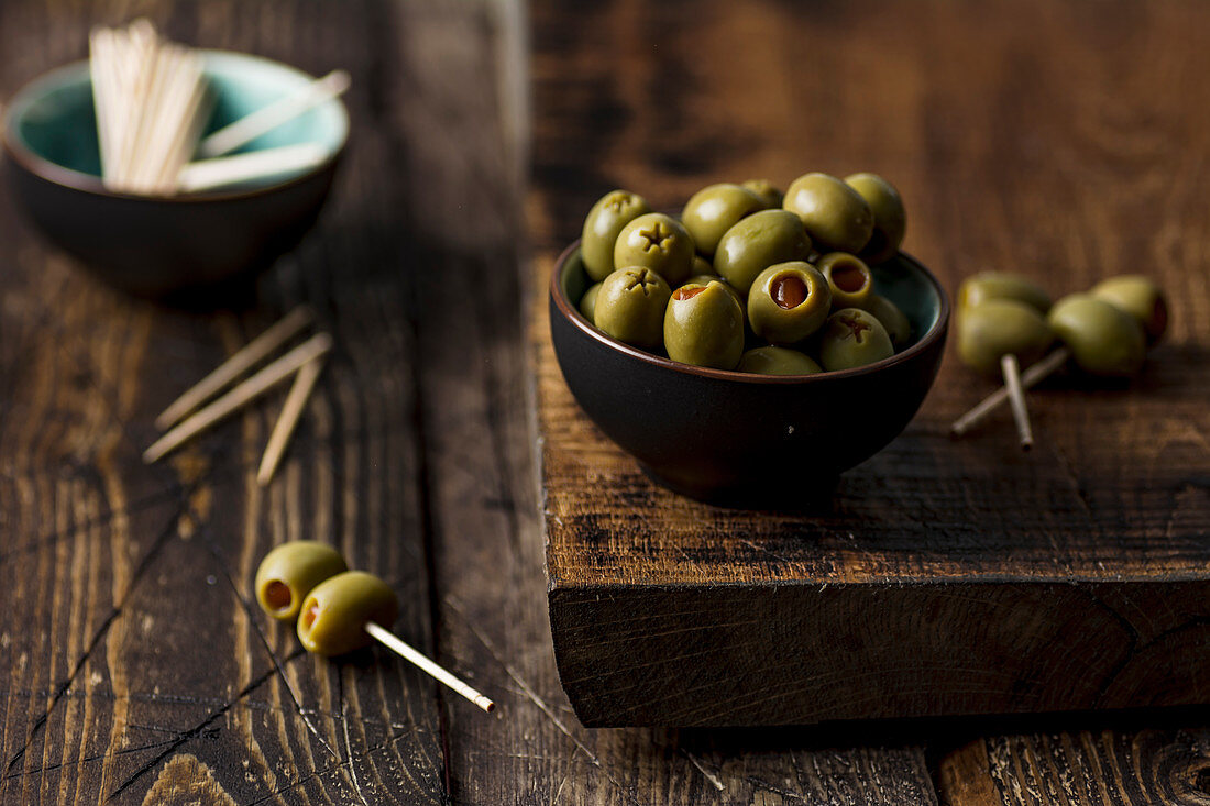Grüne Oliven, gefüllt mit rotem Paprika