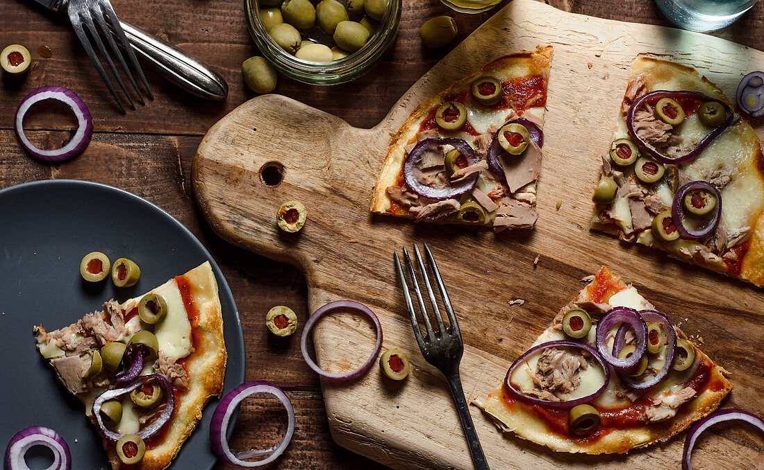 Pizza with tuna, red onion, green olives and mozzarella