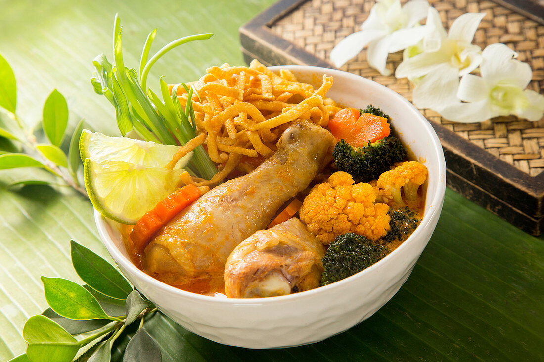 Khao Soi mit Huhn und Gemüse (Nordthailand)
