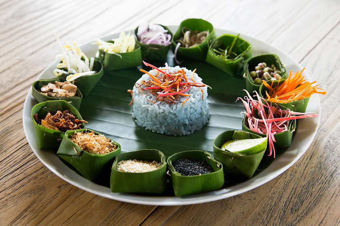 Kao Yam: rice salad with various ingredients (Thailand)