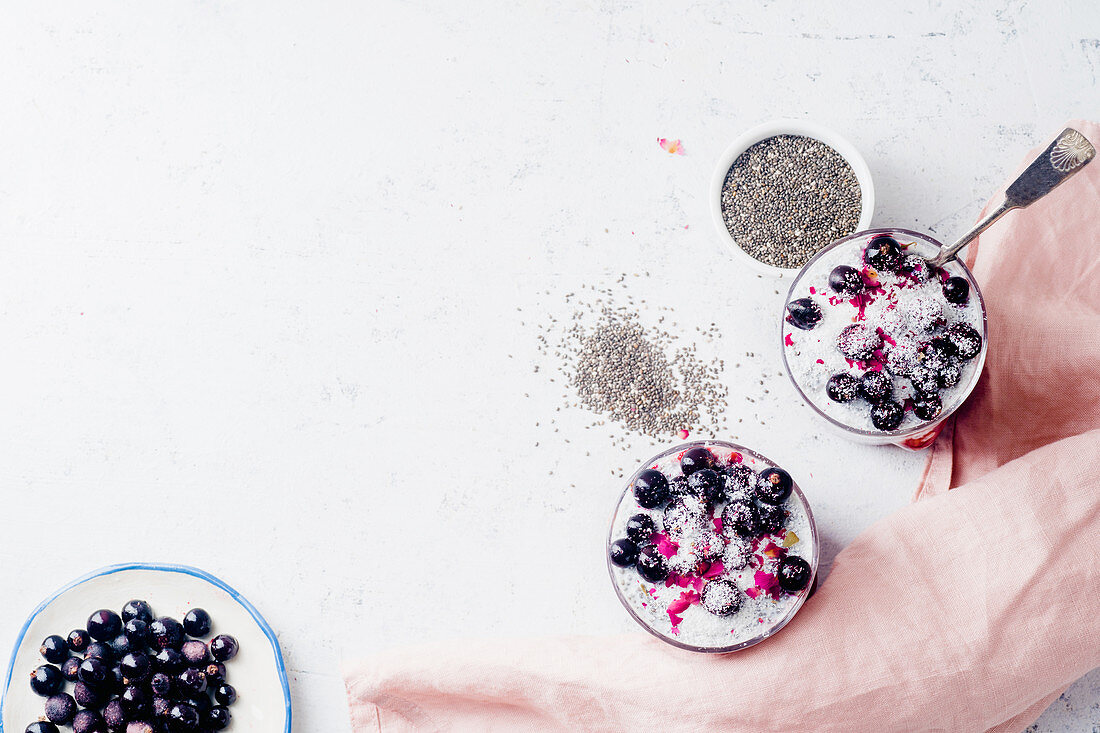 Chiapudding mit Erdbeersmoothie und schwarzen Johannisbeeren