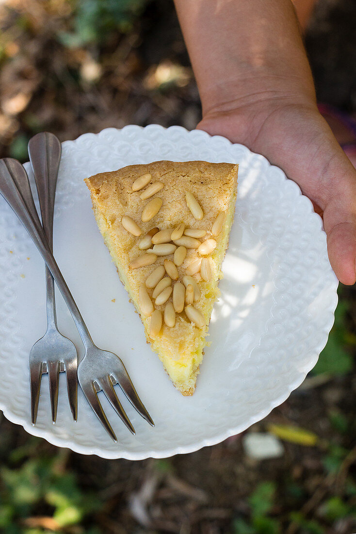 Ein Stück Pinienkernkuchen (Italien)