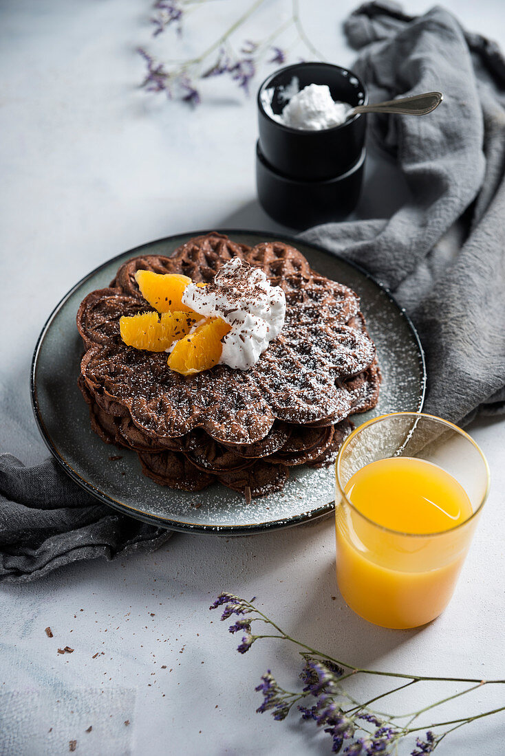 Vegane Schokoladen-Waffeln mit Orangenfilets, Sojaschlagcreme und geraspelter Schokolade