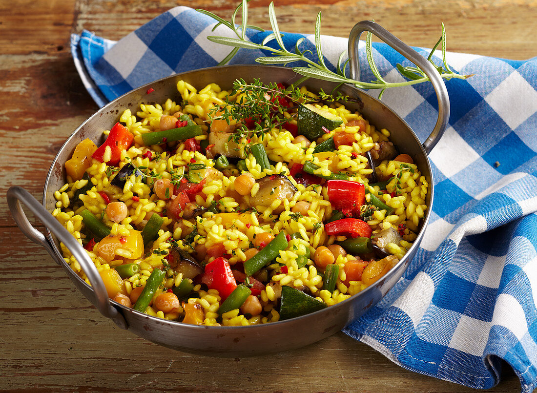 Vegetarian paella with vegetables