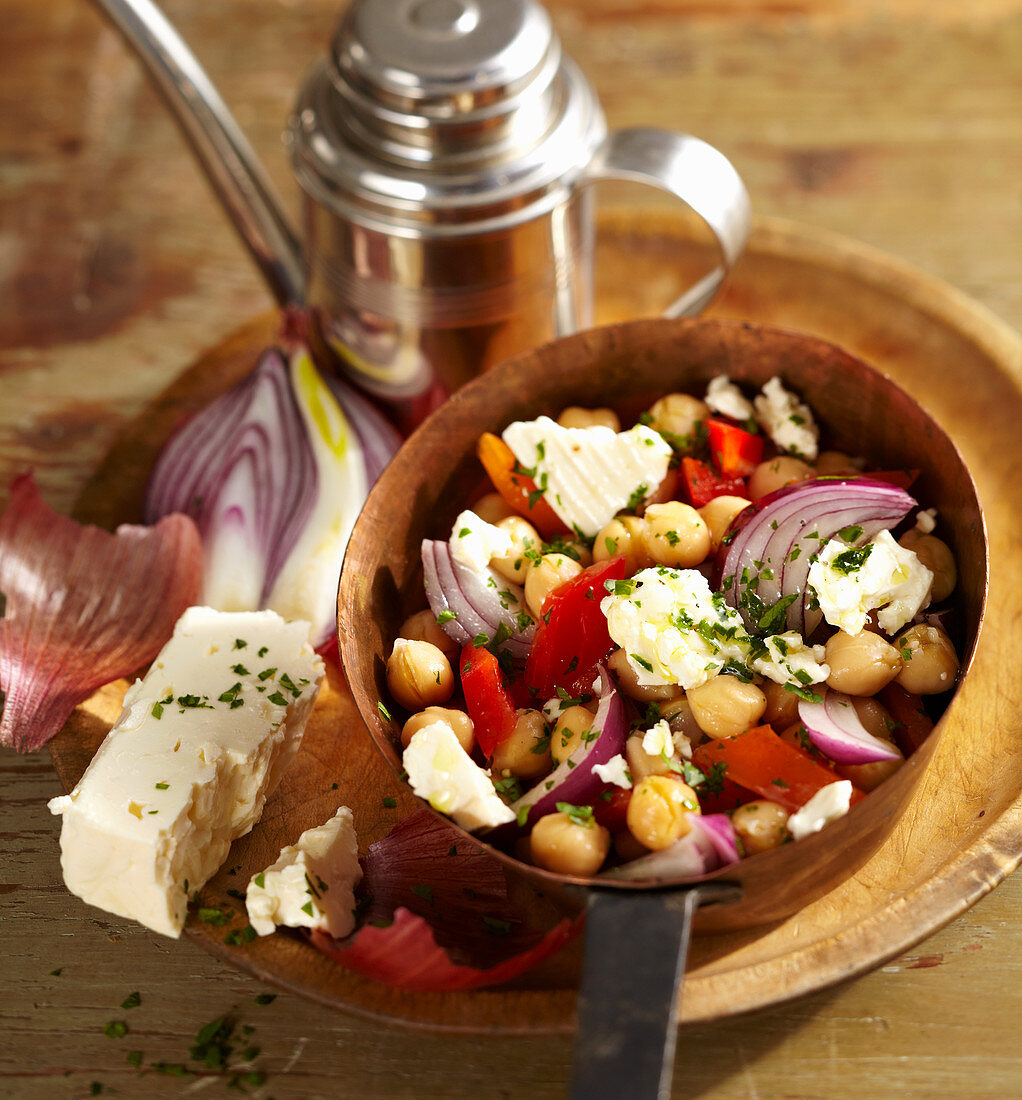 Vegetarischer Salat mit Paprika, Kichererbsen, Zwiebel und Feta