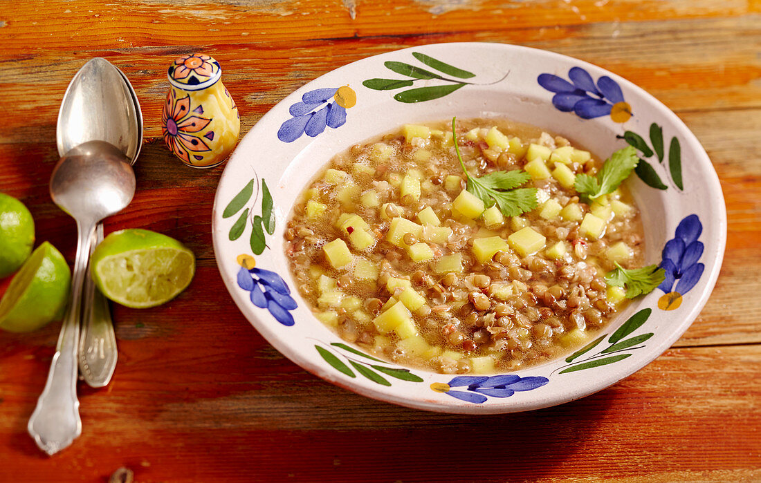 Linsensuppe mit Ananas, Limetten und Speck (Mexiko)