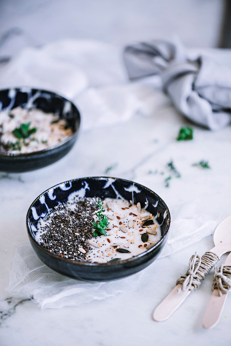 Joghurt mit Kernen und Samen zum Frühstück