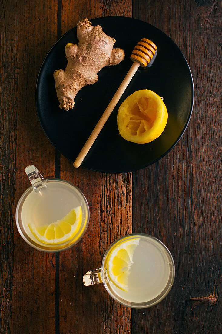 Switchel (Ingwerwasser mit Apfelessig, Zitrone und Honig) in Glastassen
