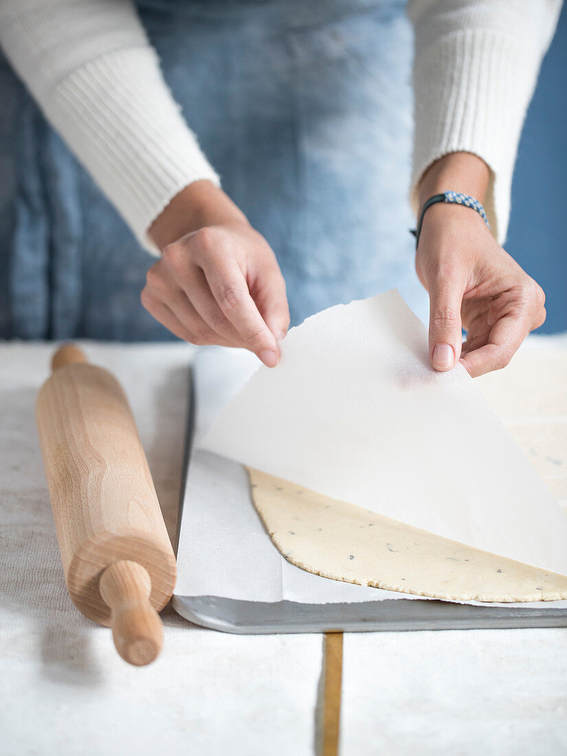 Salzigen Mürbteig mit Backpapier abdecken