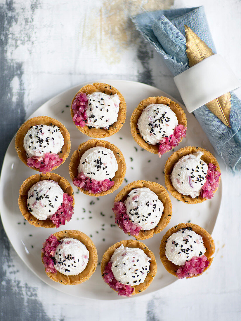 Tartellettes mit Käsebällchen und schwarzen Sesamsamen