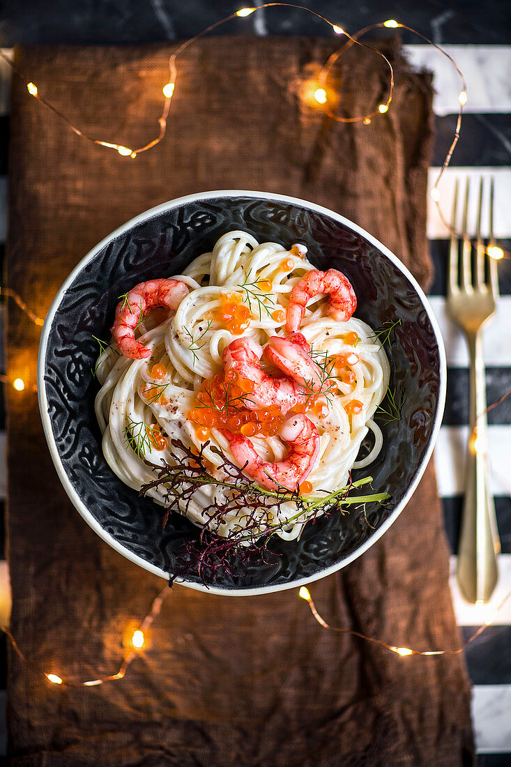 Spaghetti mit Sauerrahm, Mandarinen-Garnelen und Lachskaviar