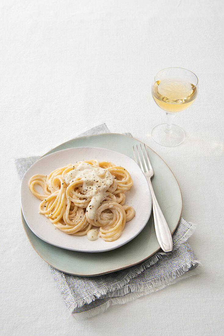 Pasta cacio e pepe (Nudeln mit Pecorino und Pfeffer, Italien)