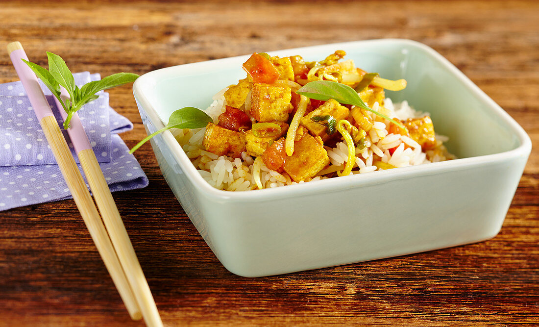 Stir Fry mit Tofu und Gemüse auf Reis (Asien)