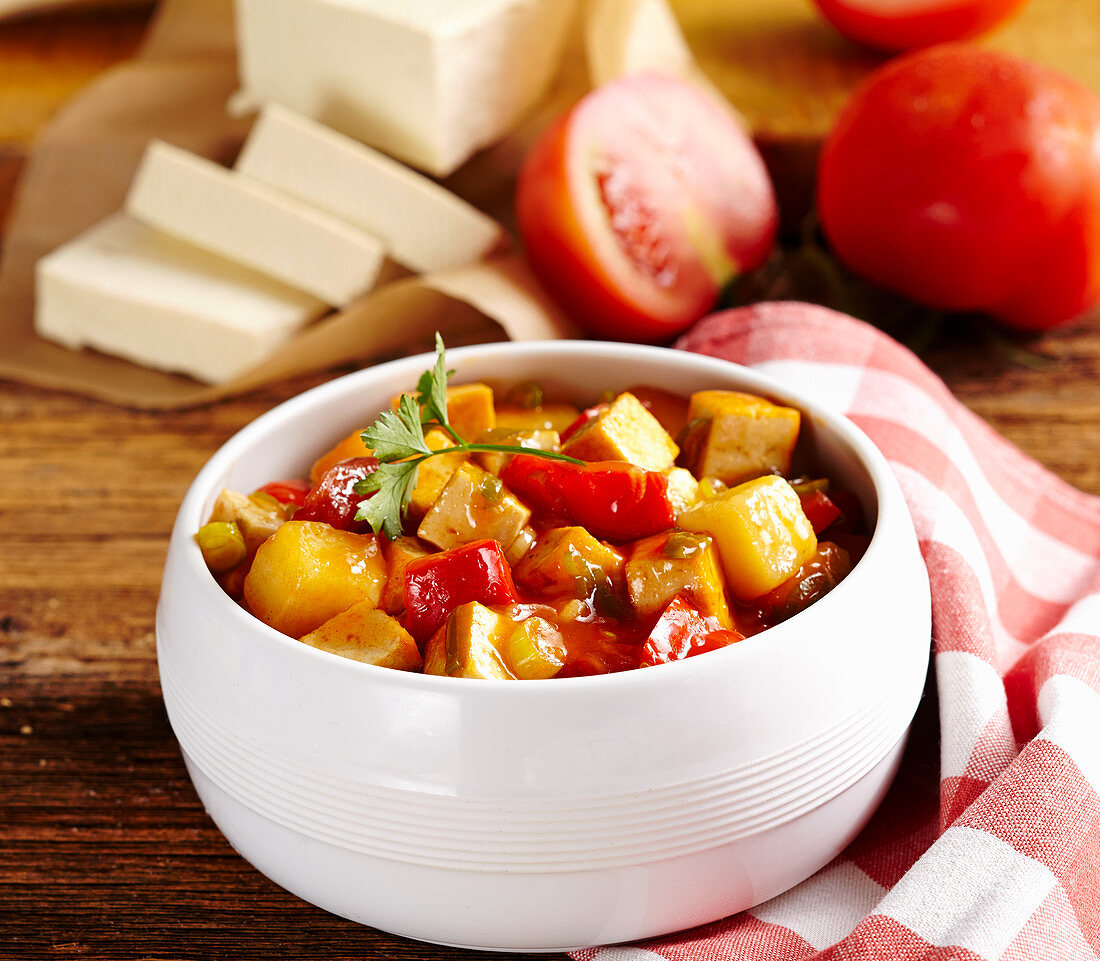 Tofu-Gulasch mit Kartoffeln, Paprika und Tomaten im Schälchen