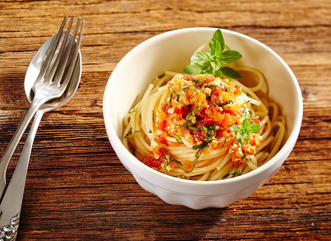 Spaghetti mit Tofu-Gemüse-Bolognese