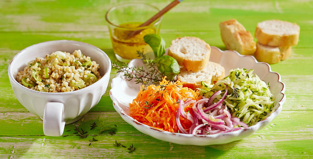 Quinoasalat mit geraspeltem Gemüse, Baguette und Kräutervinaigrette