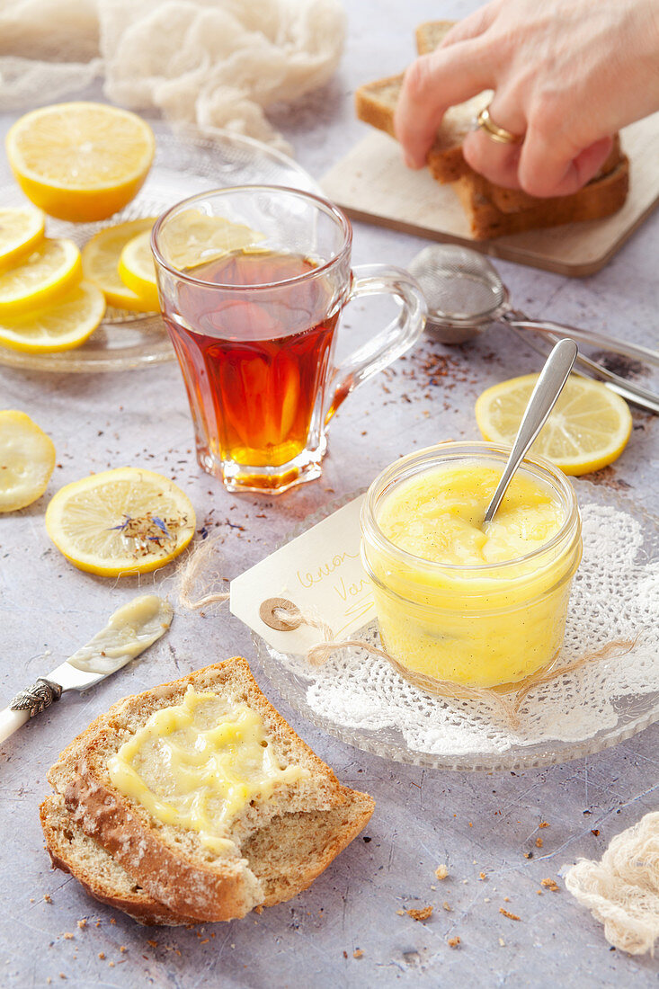 Lemon Curd als süßer Brotaufstrich zur Tasse Tee