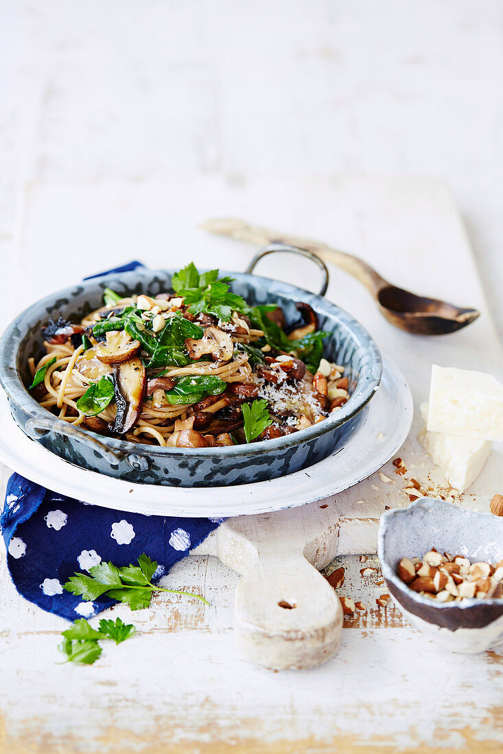 Wholemeal Spaghetti with Mushrooms and Almonds