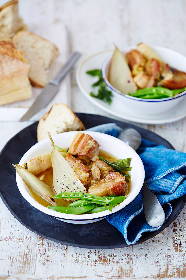 Geschmortes Schweinefleisch mit Birne, Pastinake und Salbei