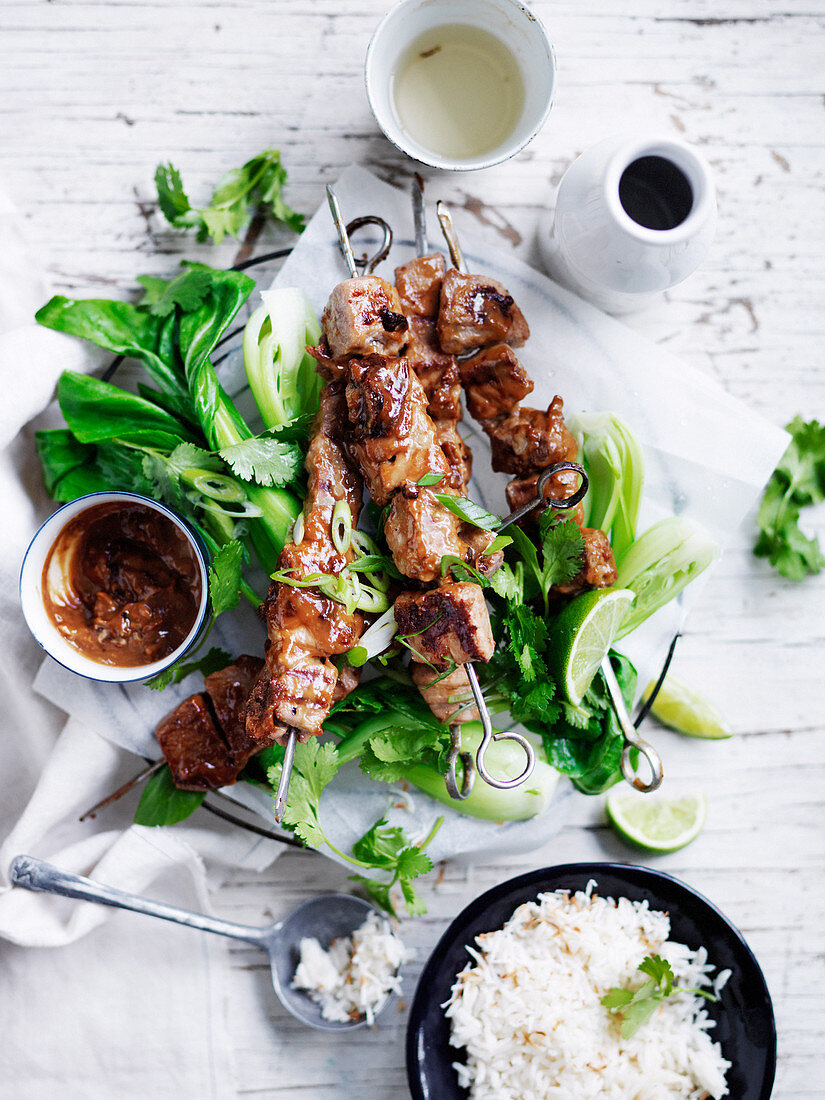 Schweinefleisch-Satay-Spiesse mit Kokosnussreis