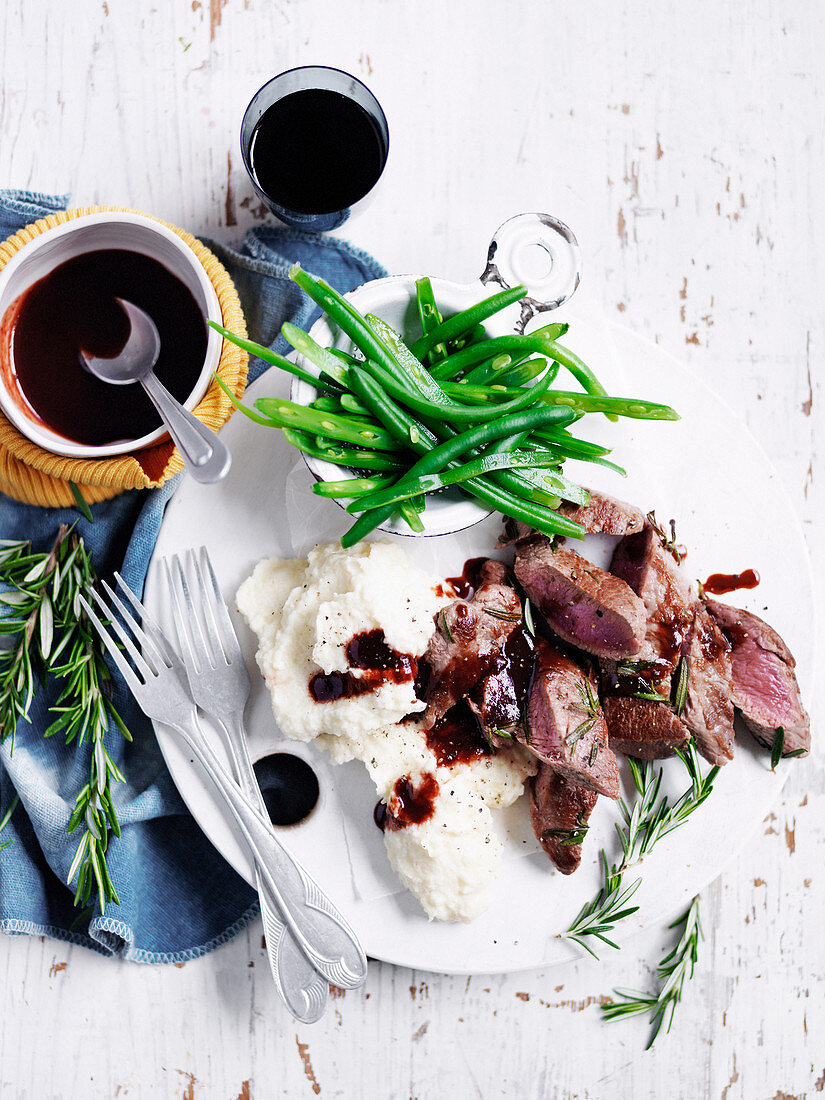 Lammfilet mit Quitten-Rotwein-Glasur, Rosmarin und grünen Bohnen