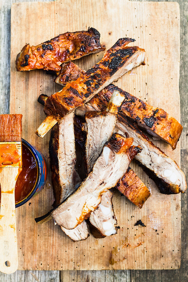 Spareribs mit BBQ-Sauce auf Holzbrett