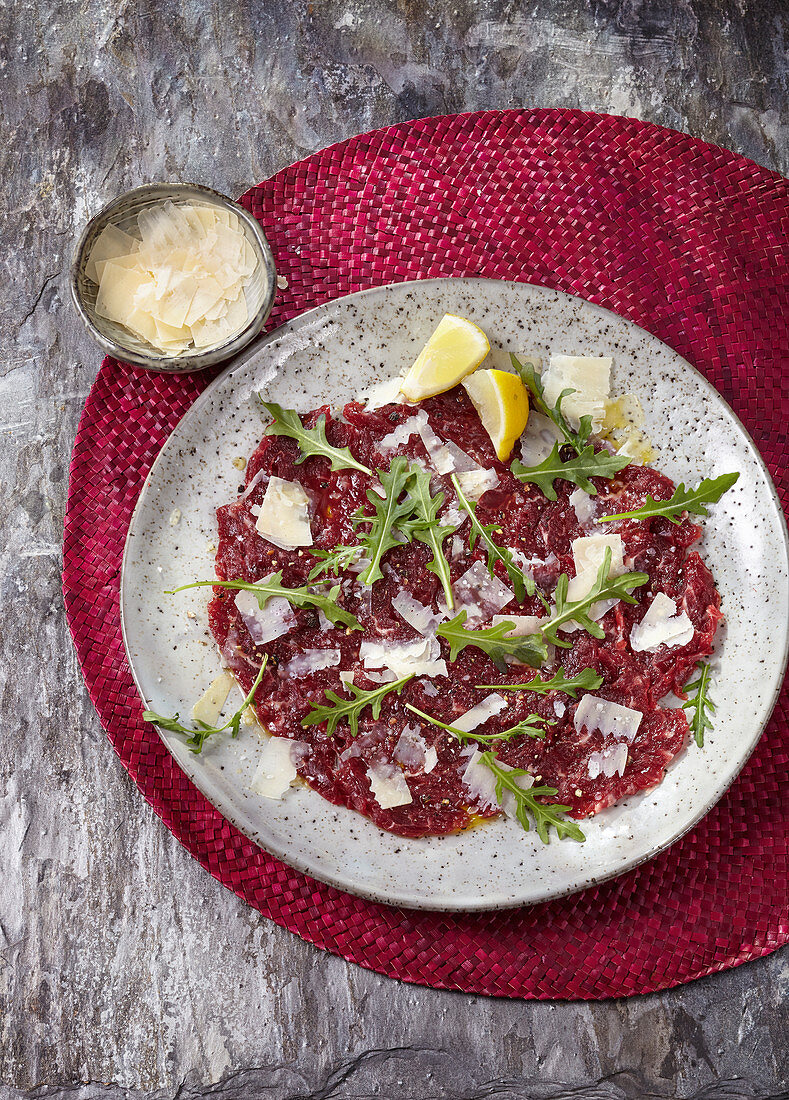 Carpaccio vom Rind mit Rucola