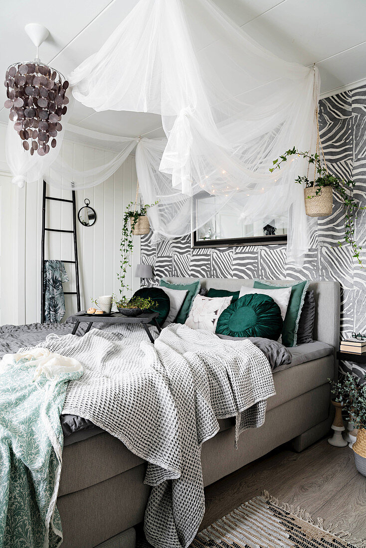 Gemütliches Schlafzimmer im Urban Jungle Look in Grau und Grün