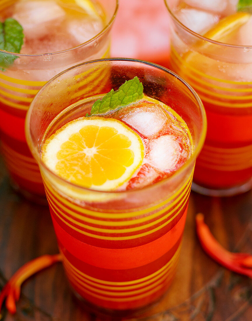 Sommergetränk mit Orangenscheiben und Eiswürfeln in Gläsern
