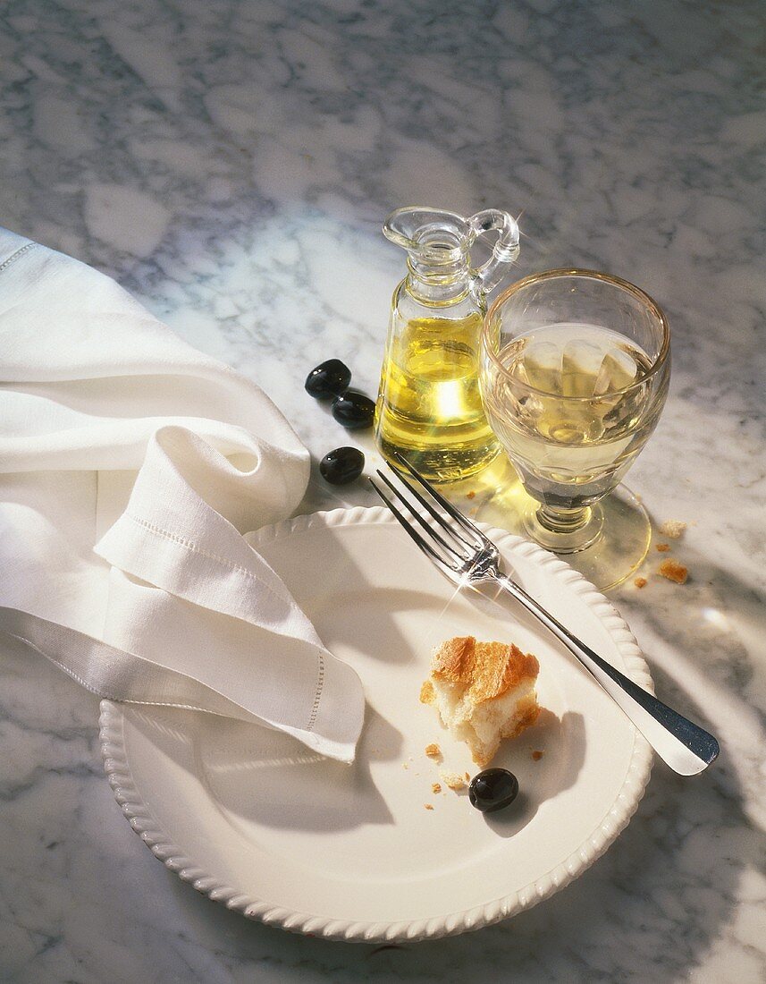 Symbolbild Diät: ein Stück Brot & eine Olive auf Teller