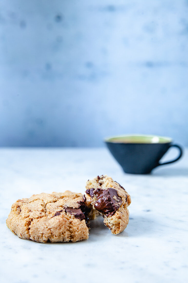 Chocolate Chip Cookie und Esspressotasse