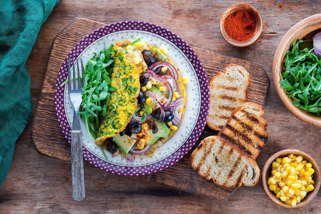 Omelett mit Avocado, Mais, Zwiebeln und Oliven