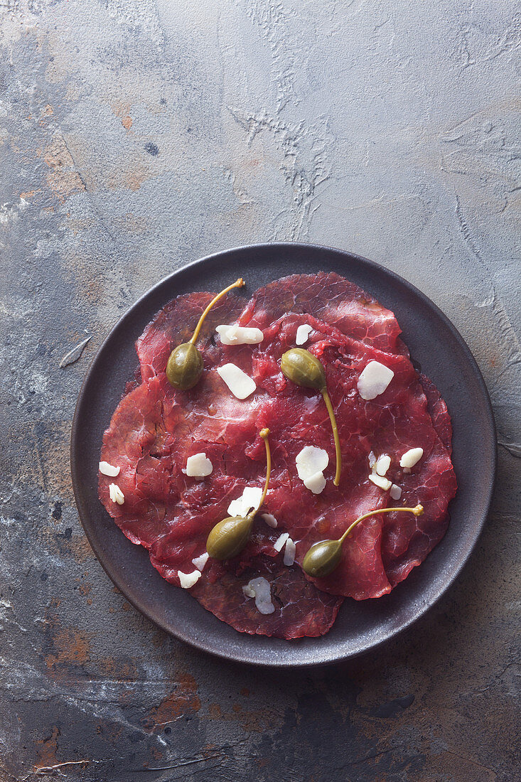 Rindercarpaccio mit Parmesan und Kapernäpfeln (Aufsicht)