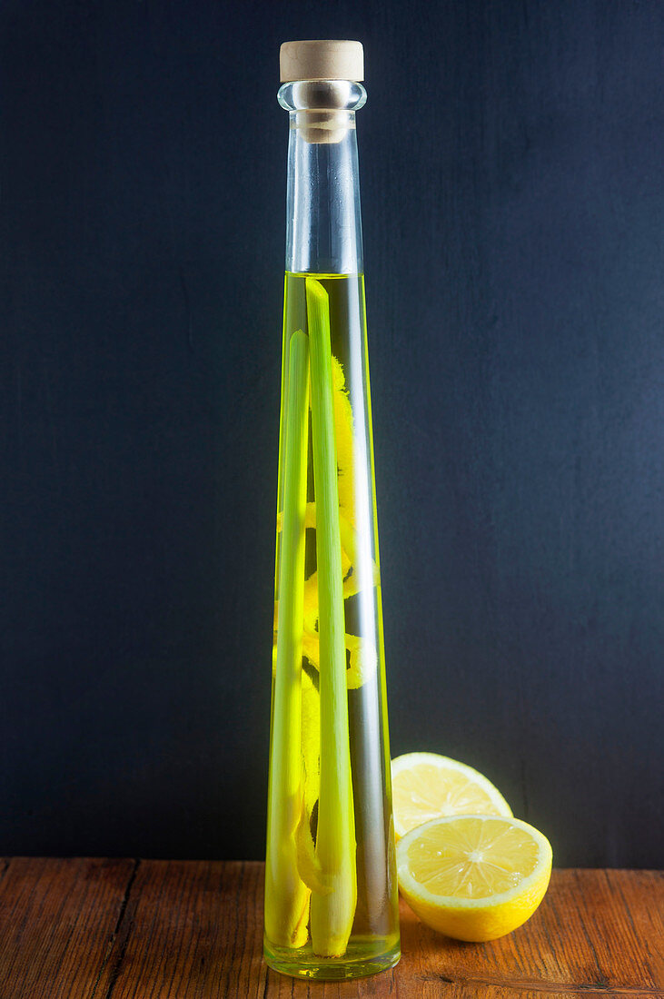 Mit Zitronengras und Zitronenschalen gewürztes Olivenöl in Flasche
