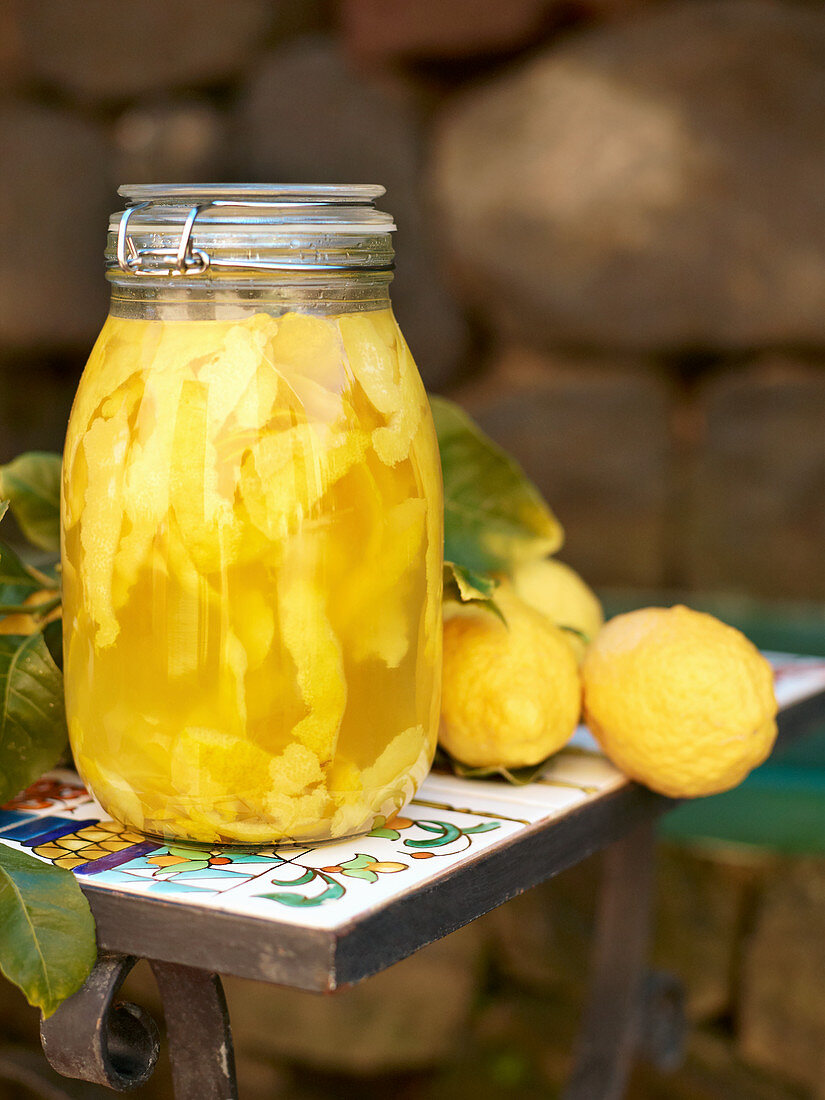 Limoncello selbermachen: Zitronenschalen in Wodka und Zuckersirup