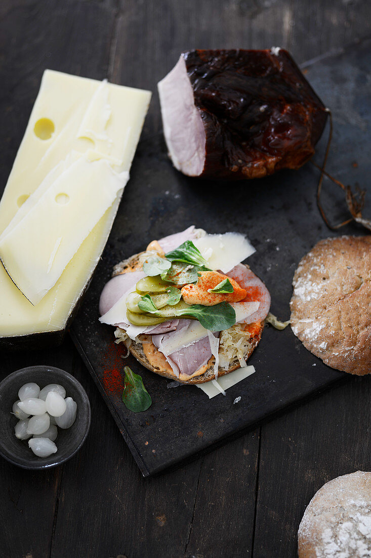 Gipfelstürmer-Sandwich mit Räucherschinken und Käse