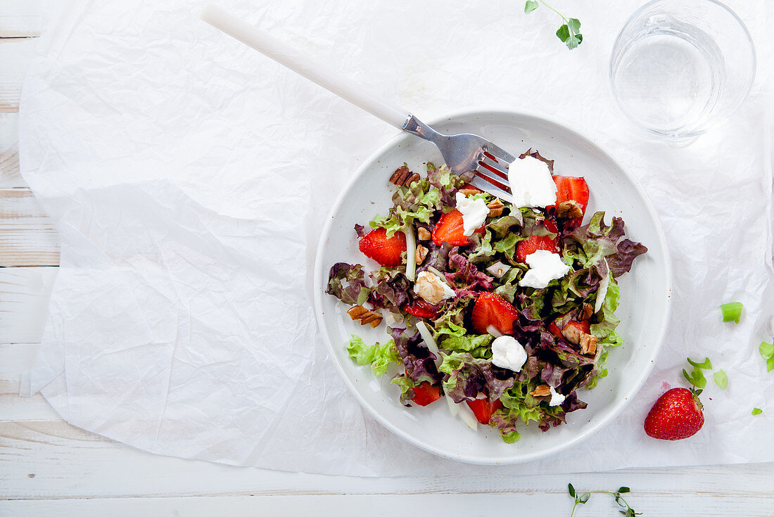 Strawberry salad with balsamic vinegar, fennel, cream cheese, walnuts and greens